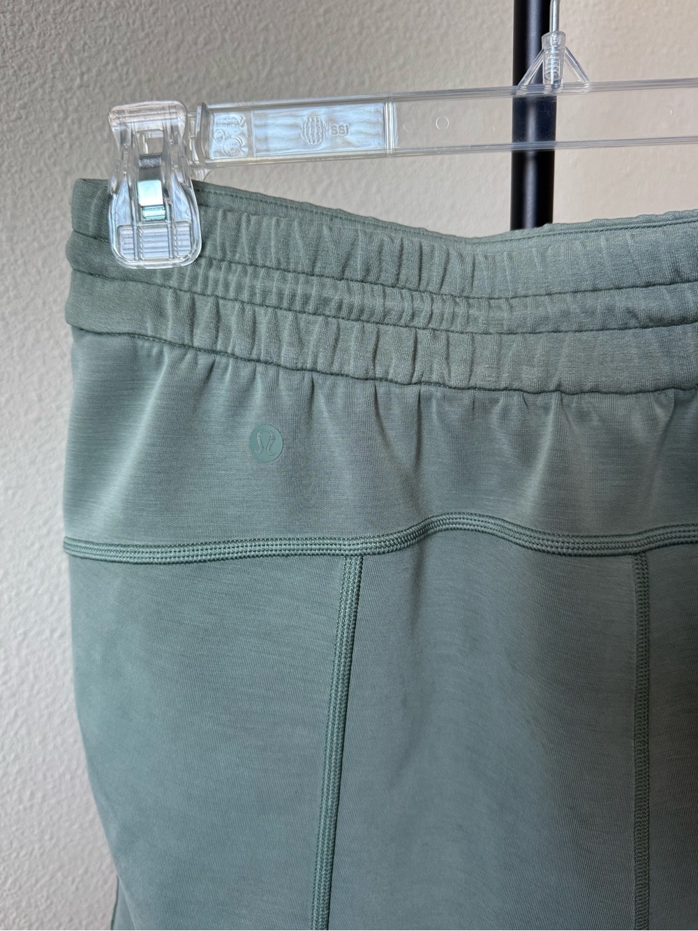 Lululemon Softstreme Women’s Green Shorts - Picture 4 of 5